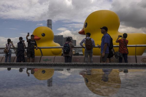 Giant inflatable top rubber duck